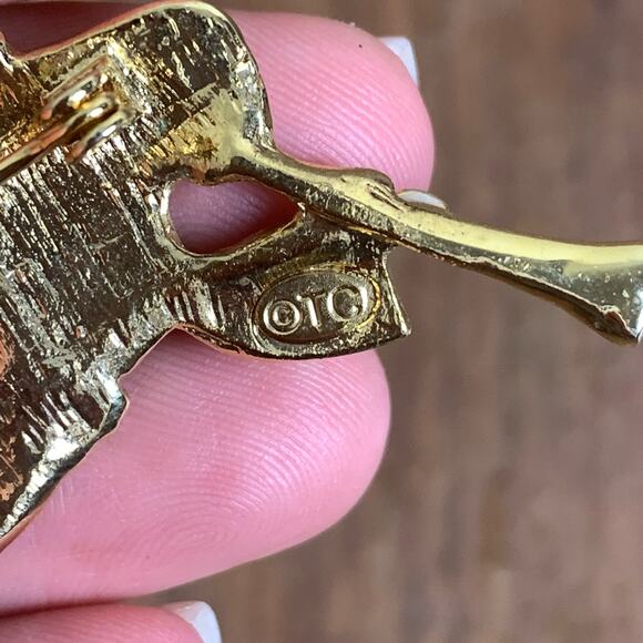 Signed TC GoldToned Enameled Christmas Angel Brooch Pin Trumpet Holidays - Picture 3 of 5